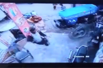 Clip: 2 đứa trẻ lái máy kéo lao vào nhà dân, 3 người hoảng hốt bỏ chạy
