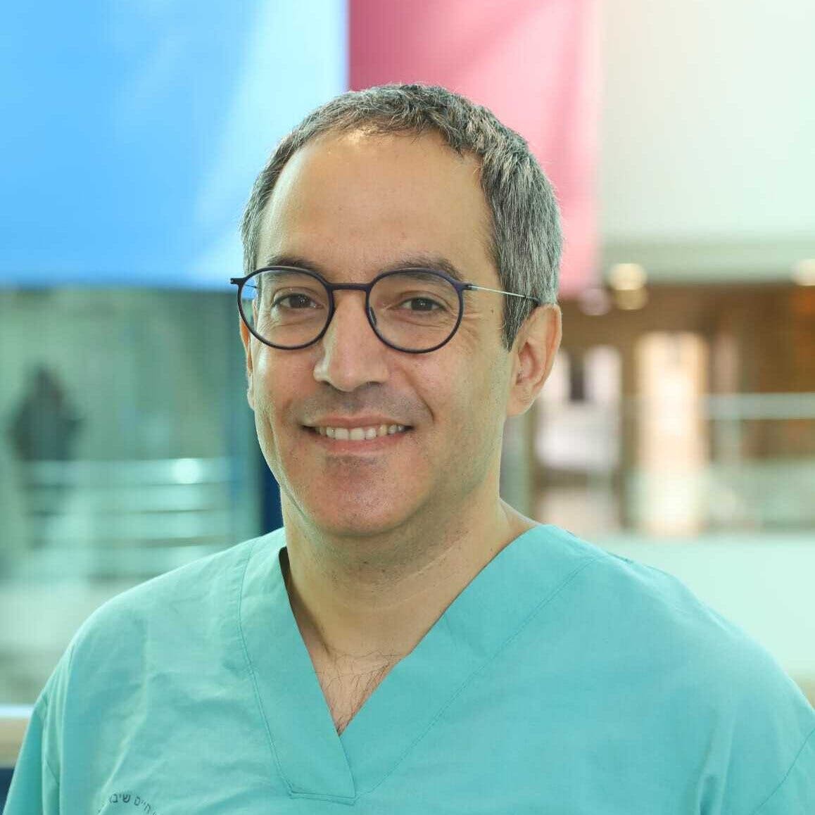 Elad Maor, bác sĩ tim mạch tại Trung tâm Y tế Sheba ở Tel Aviv, trở về Israel hôm 23/11 sau cuộc hội thảo 3 ngày ở ExCeL London. Ảnh: Sheba Medical Center.