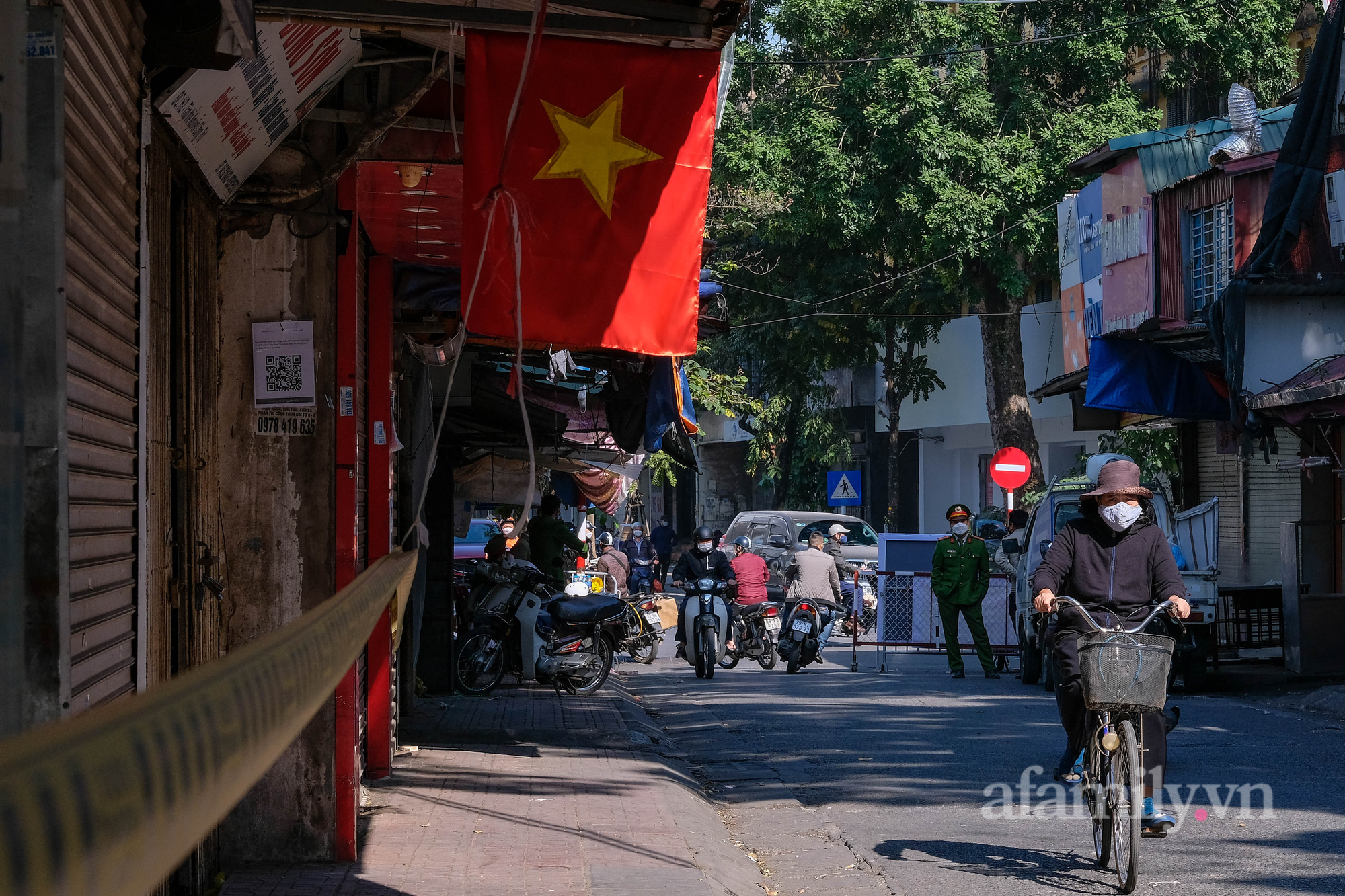 Hà Nội: Dựng rào cứng 2 mét phong tỏa cụm dân cư tập thể Nguyễn Công Trứ liên quan đến 57 ca mắc COVID-19 - Ảnh 12.