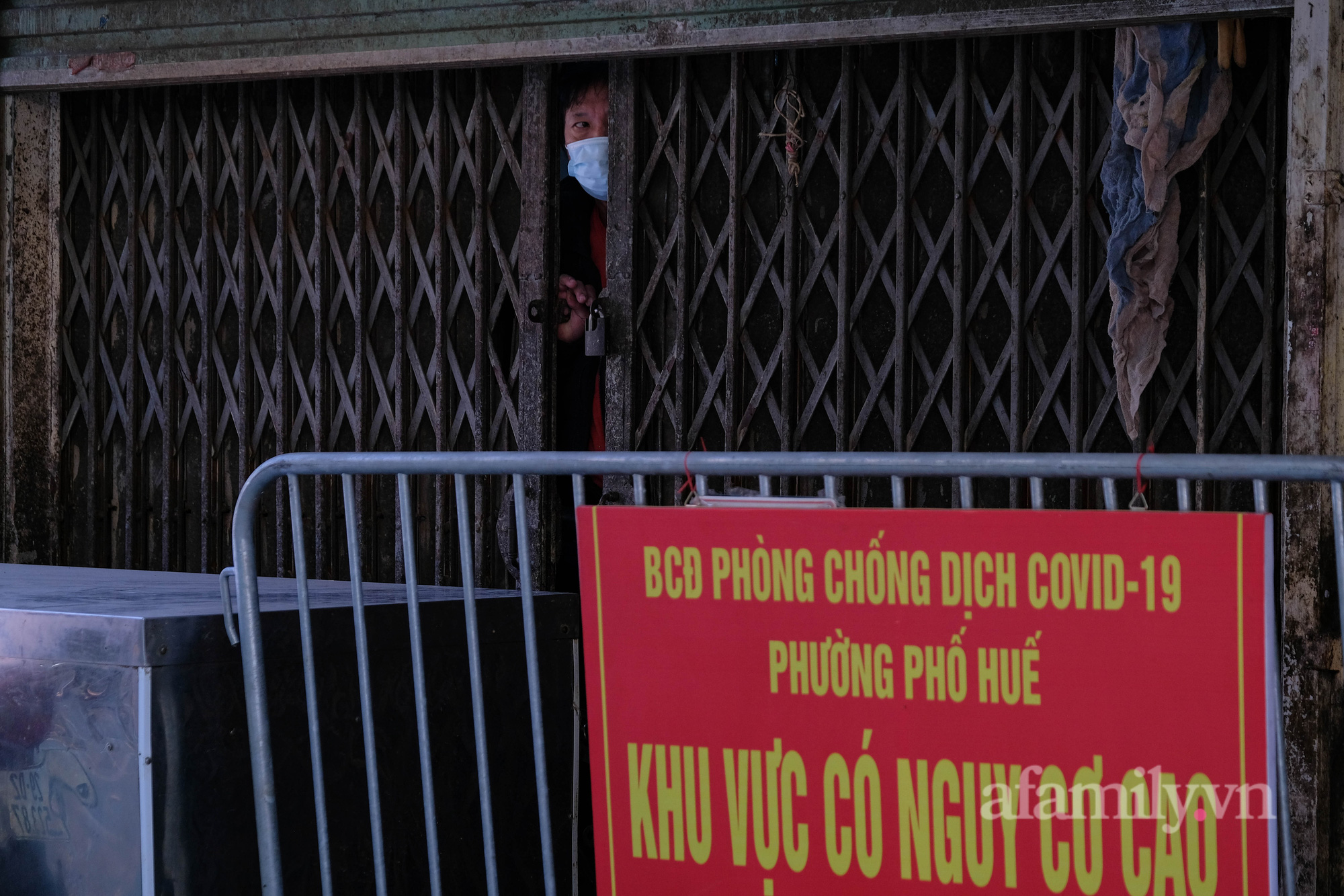 Hà Nội: Dựng rào cứng 2 mét phong tỏa cụm dân cư tập thể Nguyễn Công Trứ liên quan đến 57 ca mắc COVID-19 - Ảnh 13.