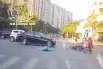 Tài xế công nghệ bị ôtô húc bay, suýt mất chân: Sự cẩu thả cực nguy hiểm trên phố Hà Nội