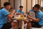 Đội tuyển Việt Nam phát hoảng vì khẩu phần ăn đóng hộp, sơ sài ở Singapore