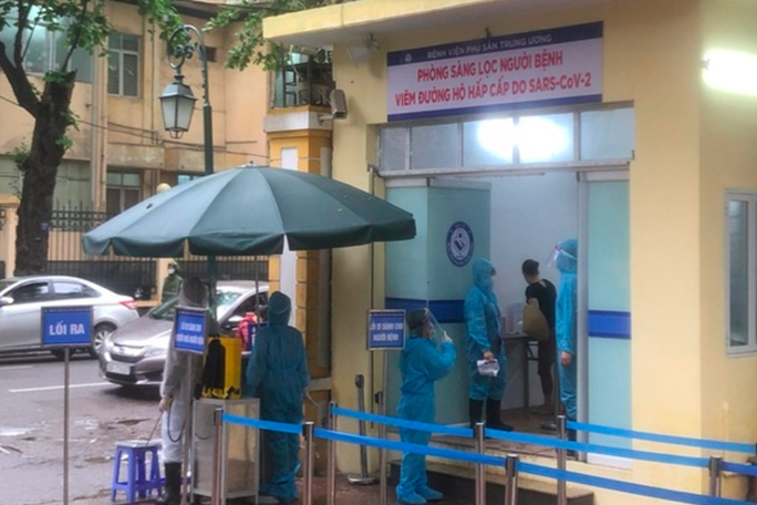 Bệnh viện tổ chức lối đi riêng cho bệnh nhân, người nhà bệnh nhân tại cổng nằm trên đường Tràng Thi.