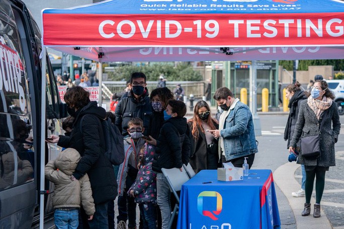 Người dân TP New York đang xếp hàng chờ xét nghiệm Covid-19. Ảnh: Reuters.