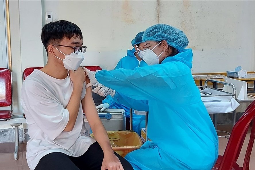 Tiêm vaccine phòng COVID-19 cho trẻ từ 12 -17 tuổi tại Nghệ An. Ảnh: Q.Đ