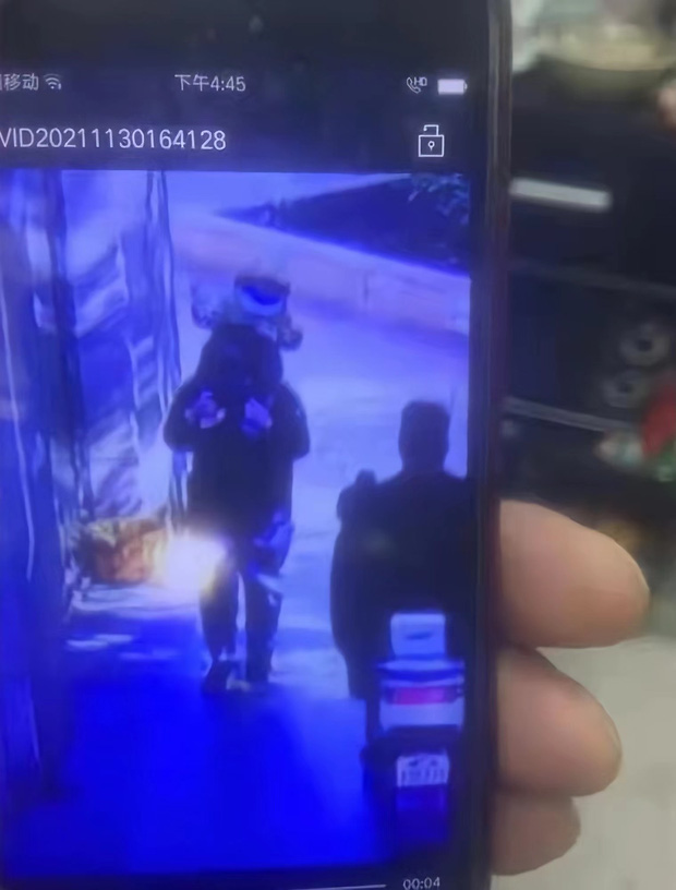 Thông qua camera giám sát của cửa hàng anh Trần cung cấp, có thể thấy nghi phạm cõng đứa bé trên cổ, tay nắm lấy 2 chân của bé rồi bước vào khu dân cư.