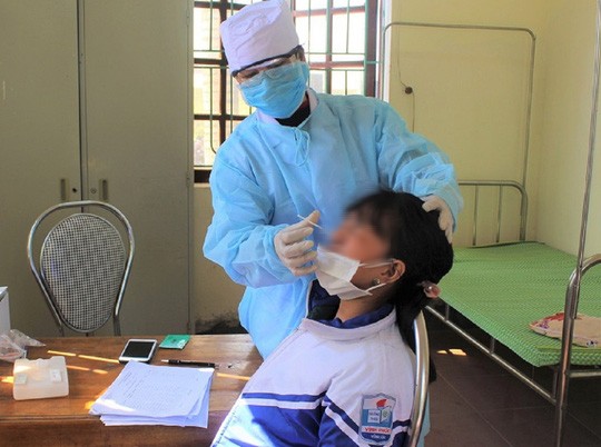 Ngành y tế lấy mẫu xét nghiệm tầm soát dịch Covid-19 trên địa bàn huyện Vĩnh Lộc.