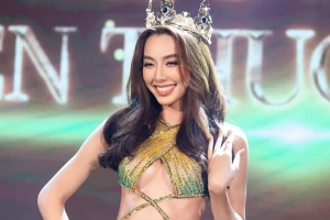 Thùy Tiên mặc váy cắt xẻ ở chung kết Hoa hậu Hòa bình 2021