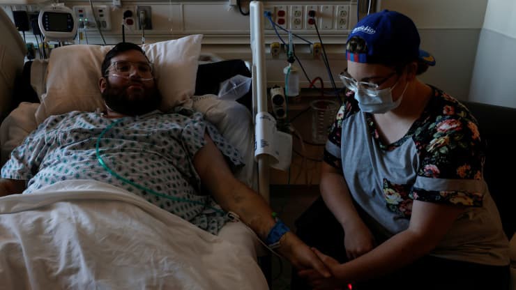 Một bệnh nhân mắc Covid-19 đang hồi phục sau hơn một tháng cách ly tại bệnh viện Memorial, Rexburg, Idaho, Mỹ. Ảnh: Reuters.