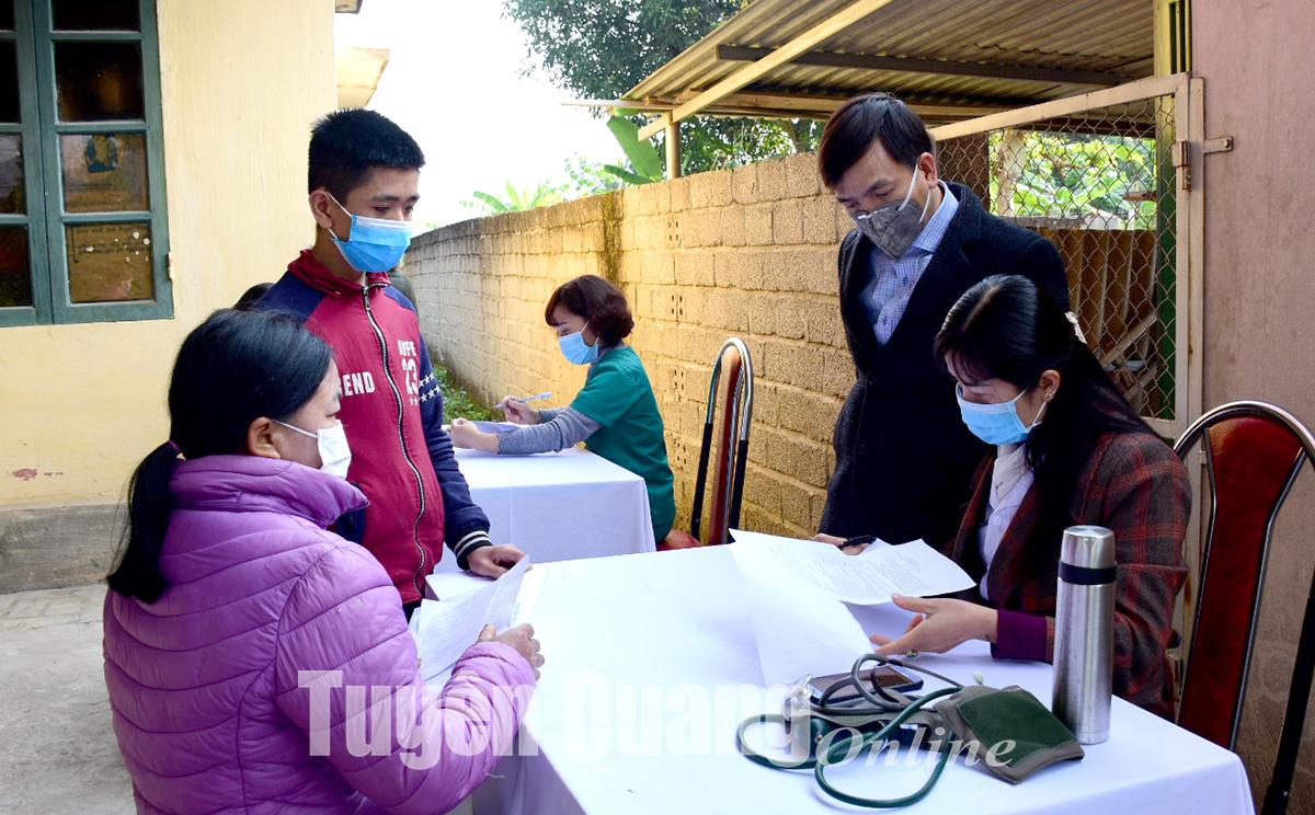 Lãnh đạo Sở Y tế kiểm tra công tác tiêm vắc xin phòng Covid-19 tại thành phố Tuyên Quang.
