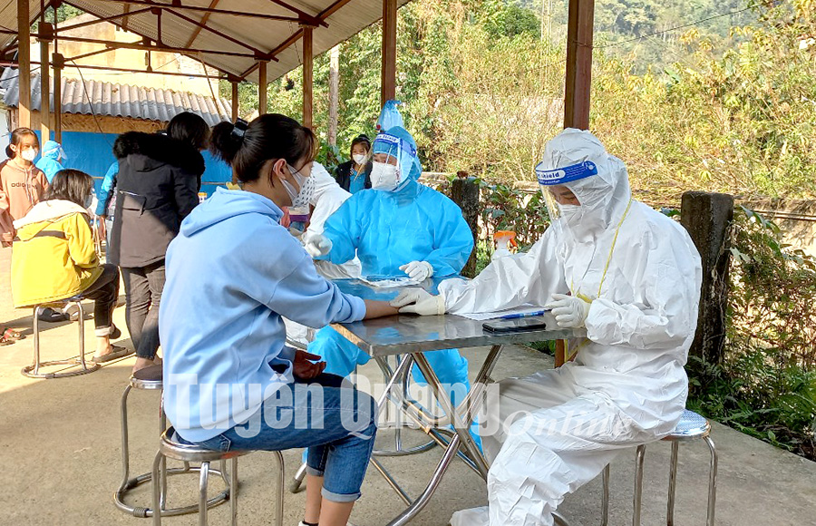 Cán bộ y tế khám sàng lọc cho các trường hợp trước khi tiêm vắc xin trên địa bàn huyện Lâm Bình..