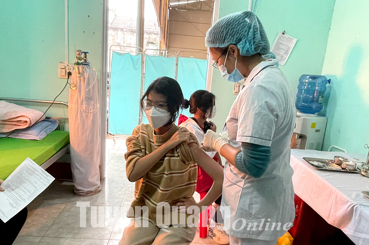 Cán bộ Y tế tiêm vắc xin phòng Covid-19 cho trẻ trên địa bàn huyện Hàm Yên.