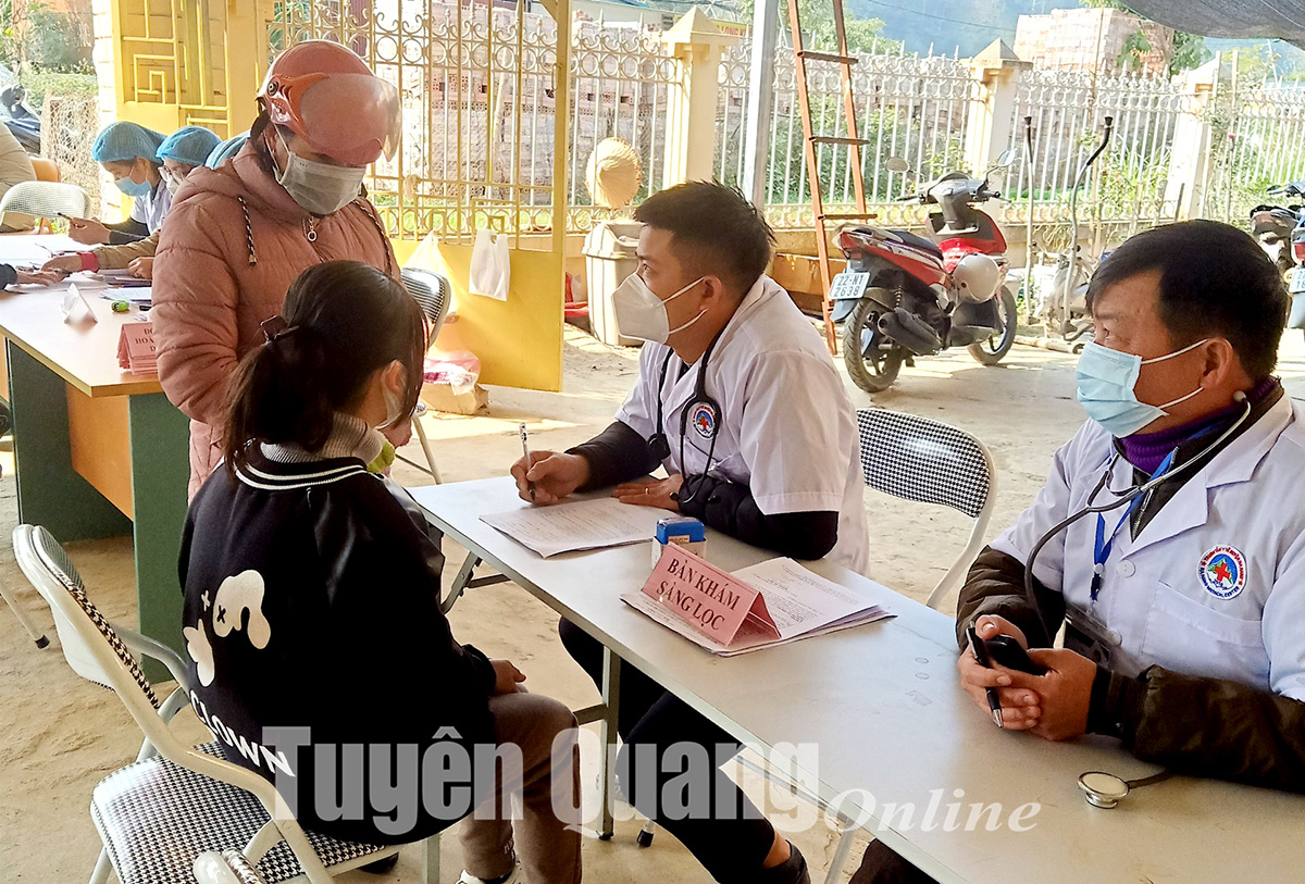 Cán bộ Y tế thị trấn Na Hang lấy thông tin của trẻ trước khi tiêm.