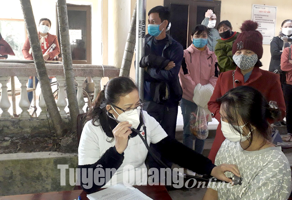 Cán bộ Y tế huyện Yên Sơn khám sàng lọc cho trẻ trước khi tiêm.