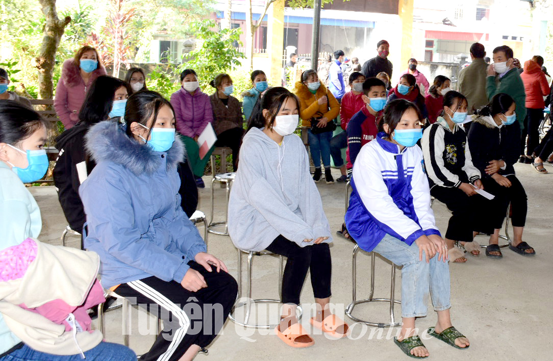 Học sinh chờ đến lượt tiêm tại Trạm Y tế Phường Mỹ Lâm (TP Tuyên Quang).