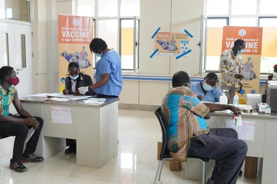 Tiêm vaccine COVID-19 tại một bệnh viện ở Nam Sudan. Ảnh: AFP/Getty.