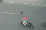 Xe máy phanh tóe lửa, húc người đàn ông đi xe đạp ngã ngửa: 3s bóc sai lầm khi sang đường