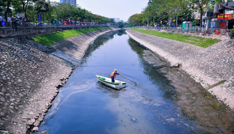 Hà Nội vẫn loay hoay với dòng "sông chết" mang tên Tô Lịch suốt nhiều thập kỷ. 