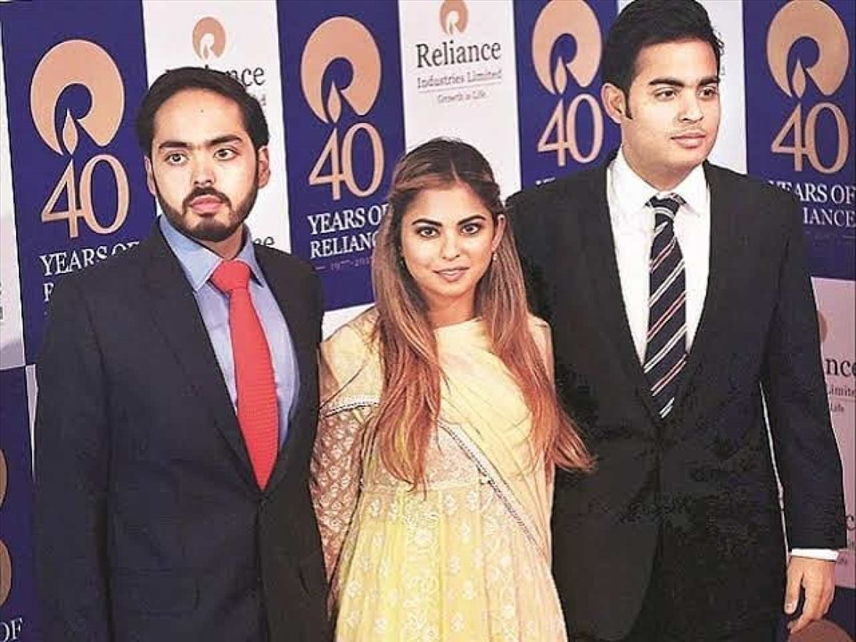 Akash, Isha và Anant Ambani tham dự một sự kiện của Reliance. Ảnh: Instagram Isha