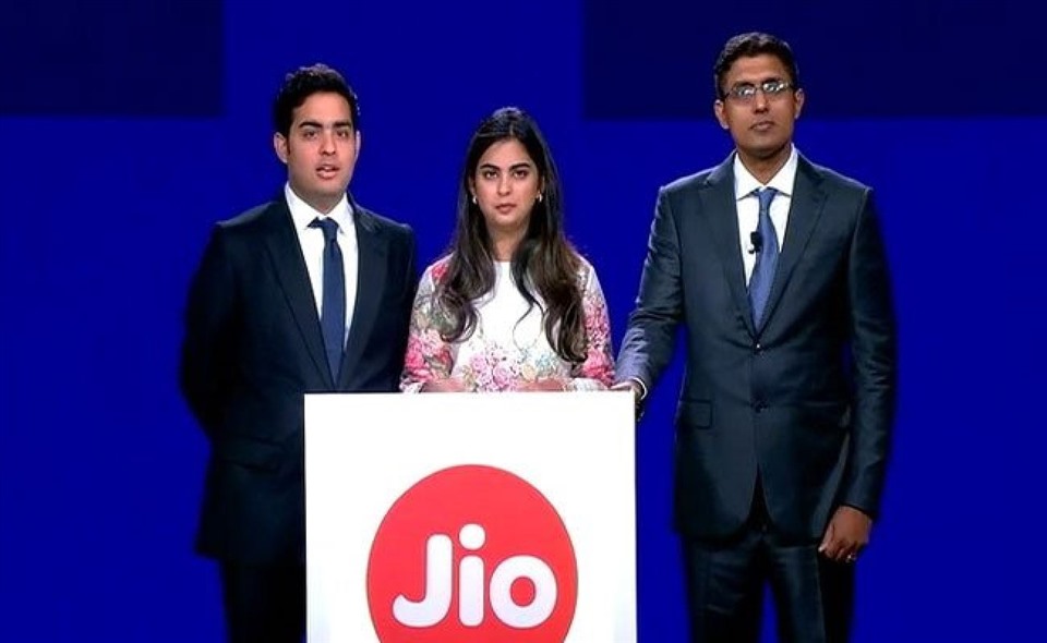 Cặp song sinh nhà tỉ phú giàu nhất Ấn Độ trong một sự kiện của công ty. Ảnh: Twitter