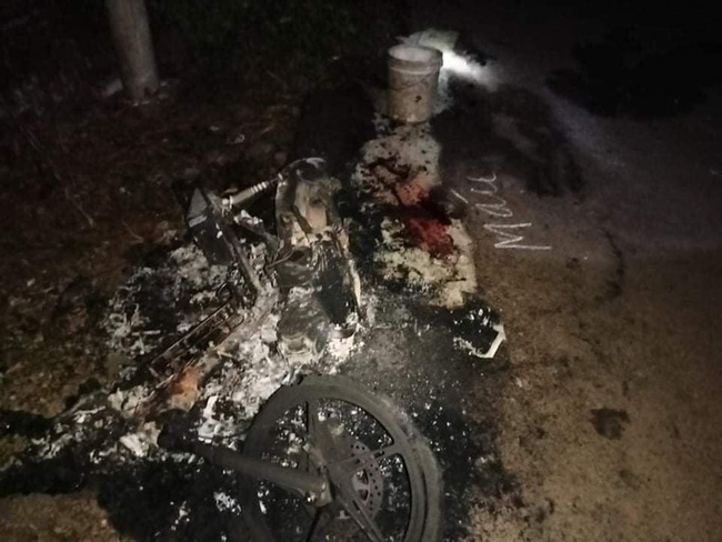 Chiếc xe của nạn nhân bị đốt, bên cạnh có vết máu.