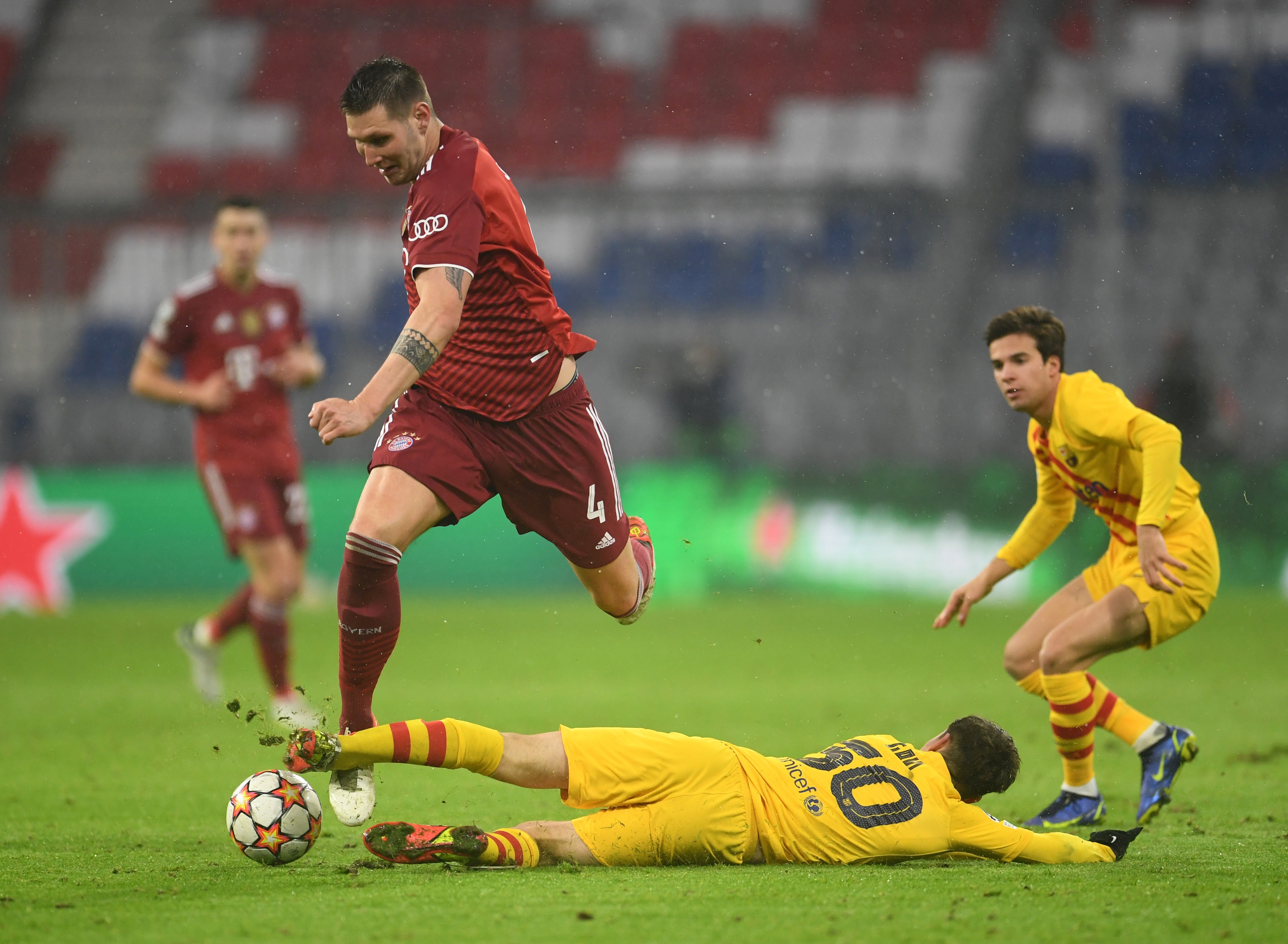 Barca không thể chống đỡ trước sức mạnh của Bayern. Ảnh: Reuters.