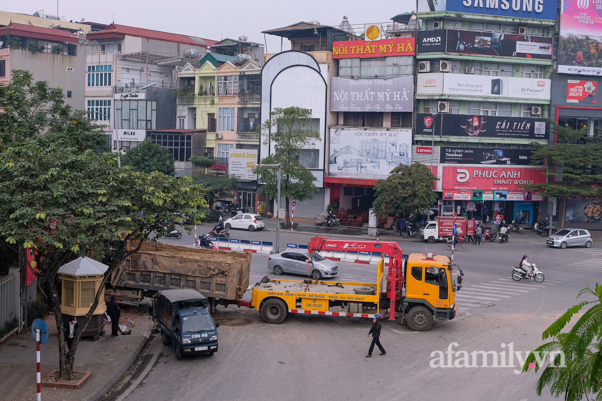 Hà Nội: Xe tải tông ô tô BMW, húc đổ tường rào trường tiểu học - Ảnh 1.