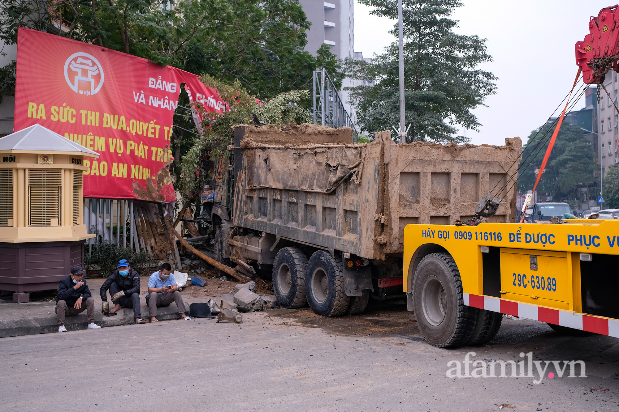 Hà Nội: Xe tải tông ô tô BMW, húc đổ tường rào trường tiểu học - Ảnh 6.