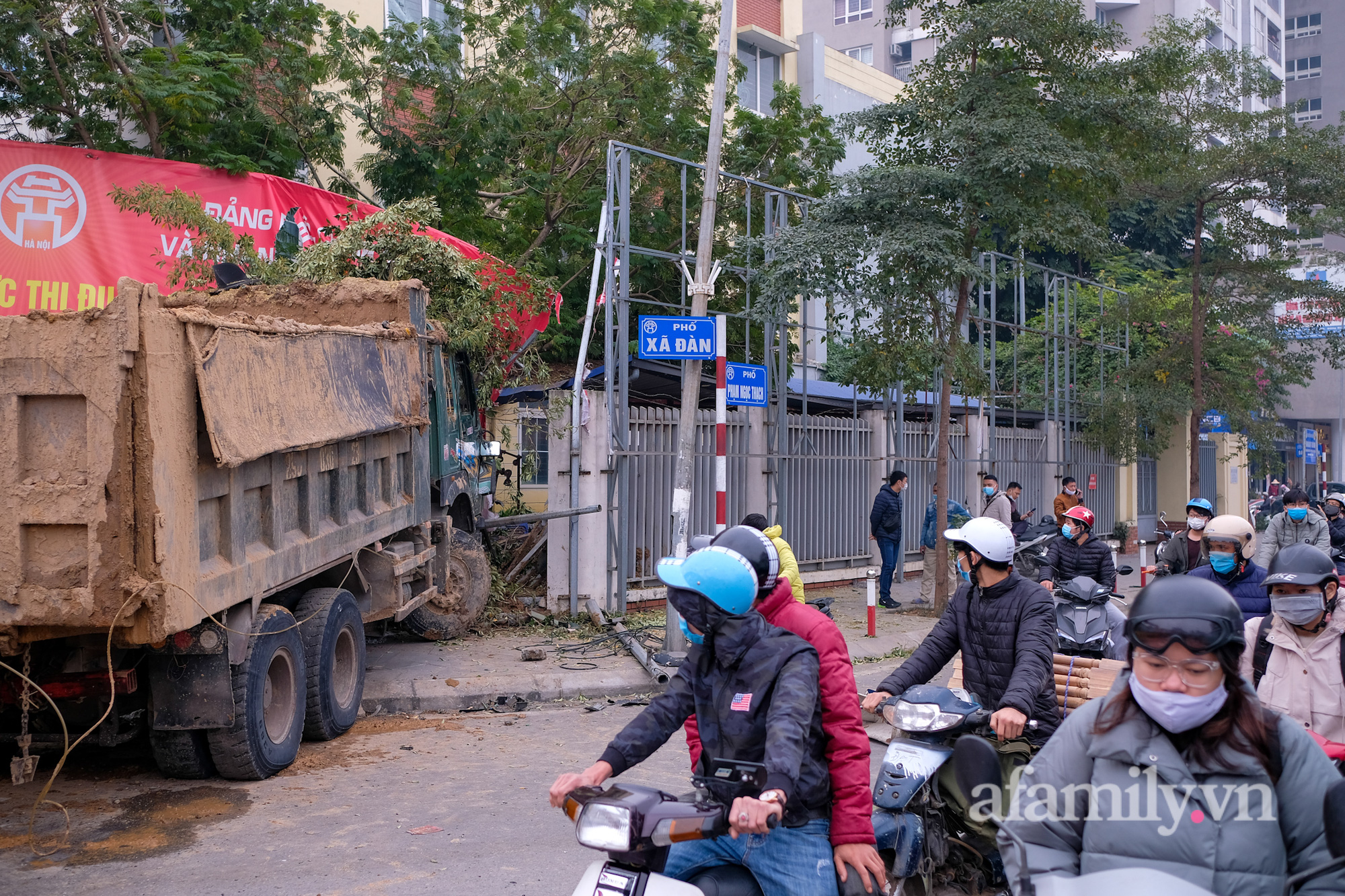 Hà Nội: Xe tải tông ô tô BMW, húc đổ tường rào trường tiểu học - Ảnh 8.