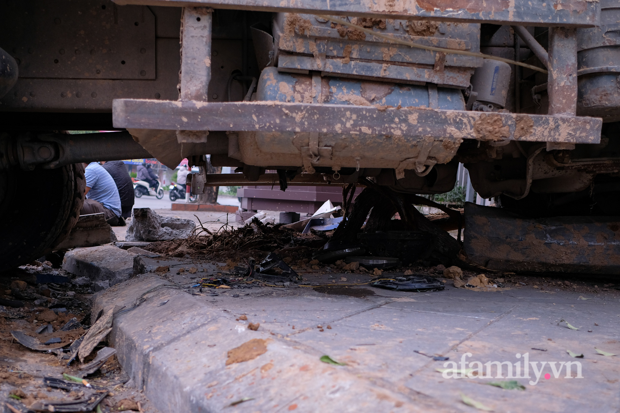 Hà Nội: Xe tải tông ô tô BMW, húc đổ tường rào trường tiểu học - Ảnh 11.