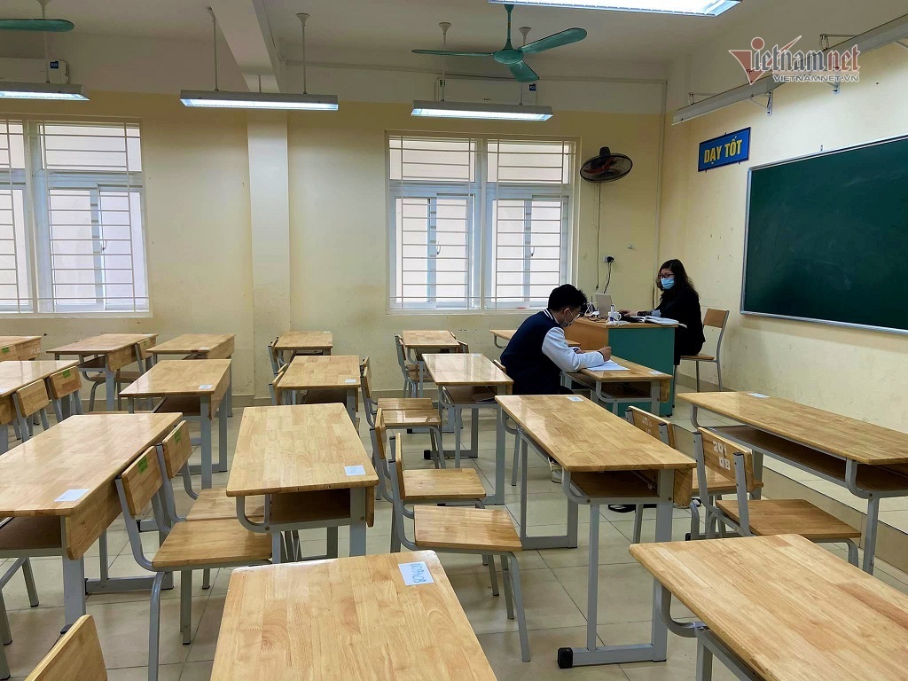 Sáng 9/12, trường THPT Trần Nhân Tông (Hà Nội) vẫn tổ chức dạy học trực tiếp, dù có một học sinh đến lớp. (Ảnh VietNamNet).