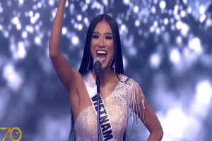 Kim Duyên hô vang 2 tiếng Việt Nam trong đêm Bán kết Miss Universe, có 1 điều khác biệt dàn đối thủ
