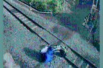 Clip: Xe máy mắc kẹt giữa đường ray, 2 mẹ con suýt bị tàu tông trúng