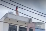 TP.HCM: Cô gái trẻ 'thoát y' trên nóc nhà la hét, định nhảy xuống đất tự tử