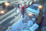 Clip: Ôtô mất lái lao vào cửa hàng, 2 em bé thoát nạn trong gang tấc