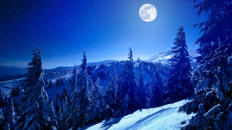 Trăng tròn mùa đông trên dãy núi Carpathian Trung và Đông Âu. Ảnh: YouraPechkin/Getty Images.
