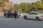 Nhóm thanh niên hỗn chiến, 2 xế hộp đuổi nhau như phim hành động trên phố Hà Nội