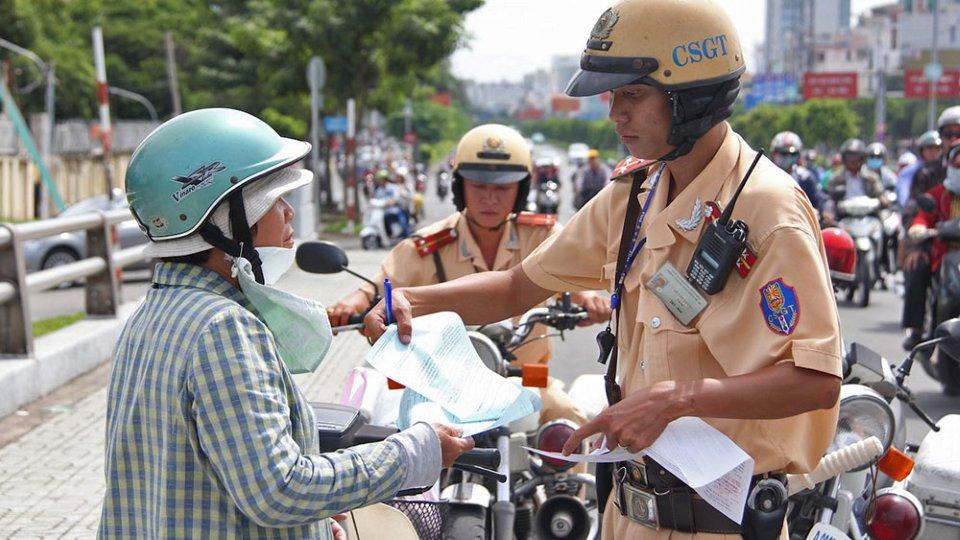 Từ ngày 1-1-2022, xe không chính chủ sẽ bị xử phạt theo quy định. Trong ảnh: Cảnh sát giao thông Công an huyện Lộc Ninh kiểm tra hành chính đối với người tham gia giao thông trên địa bàn - Ảnh: Minh Luận
