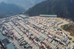 Cấp mì tôm, nước miễn phí cho tài xế hơn 4.200 xe hàng ùn ứ ở Lạng Sơn