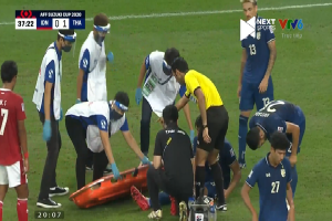 Cầu thủ Thái Lan gặp xui, 'chém' đối thủ rồi nhận thẻ vàng, phải đau đớn rời sân trên cáng
