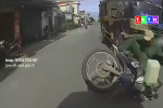 Người đàn ông điều khiển xe máy bị xe tải chạy phía sau cán qua người, camera 'bóc' cảnh tượng ám ảnh gây tranh cãi