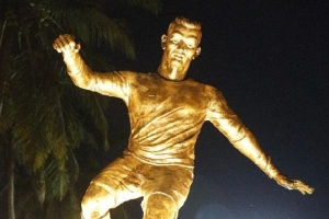 Bức tượng Ronaldo gây tranh cãi ở Ấn Độ