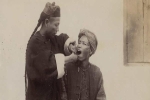 Bộ ảnh phản ánh xã hội cuối thời nhà Thanh: Nhìn nha sĩ dùng dụng cụ thô sơ nhổ răng cho bệnh nhân mà ngỡ ngàng