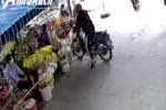 Clip: Rồ ga, lao thẳng vào quầy hoa bên đường, người đi xe máy nhận cái kết đắng
