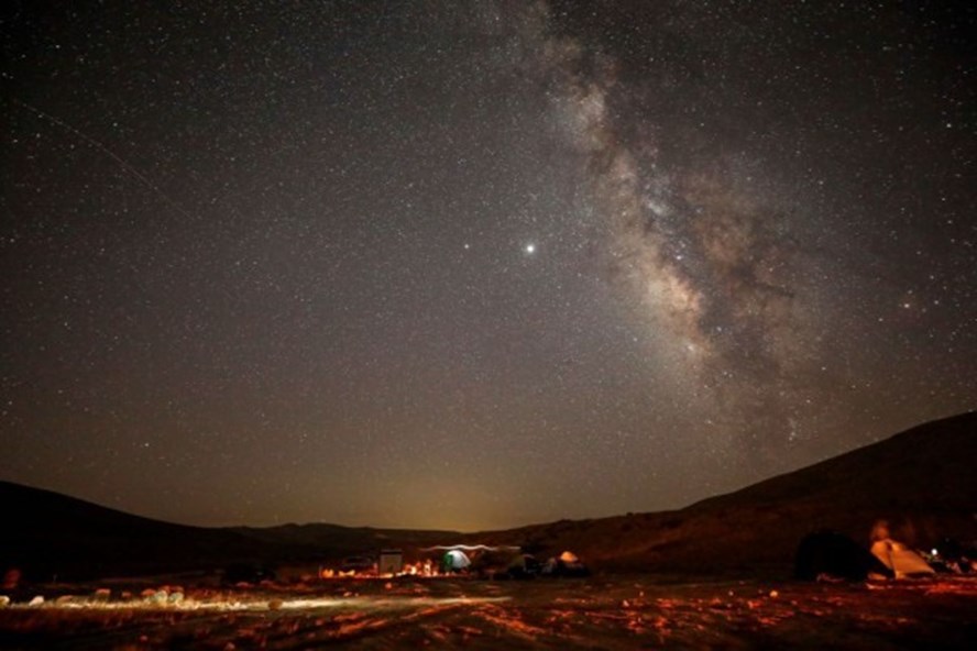 Một vệt sao bằng Perseid cắt ngang bầu trời phía trên một địa điểm cắm trại tại sa mạc Negev ở Israel. Ảnh: AFP.