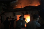 NÓNG: Bình gas phát nổ như bom thổi bay mái phòng trọ, hàng chục người tháo chạy trong đêm ở Hà Nội