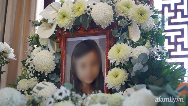 Gia đình bé gái 8 tuổi phủ nhận thông tin sai sự thật về hình ảnh mẹ bé V.A. suy sụp, xuất hiện tại lễ cầu siêu - Ảnh 2.