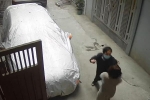 Người đàn ông 'tung chưởng' đánh người phụ nữ vì tranh cãi chỗ đỗ xe