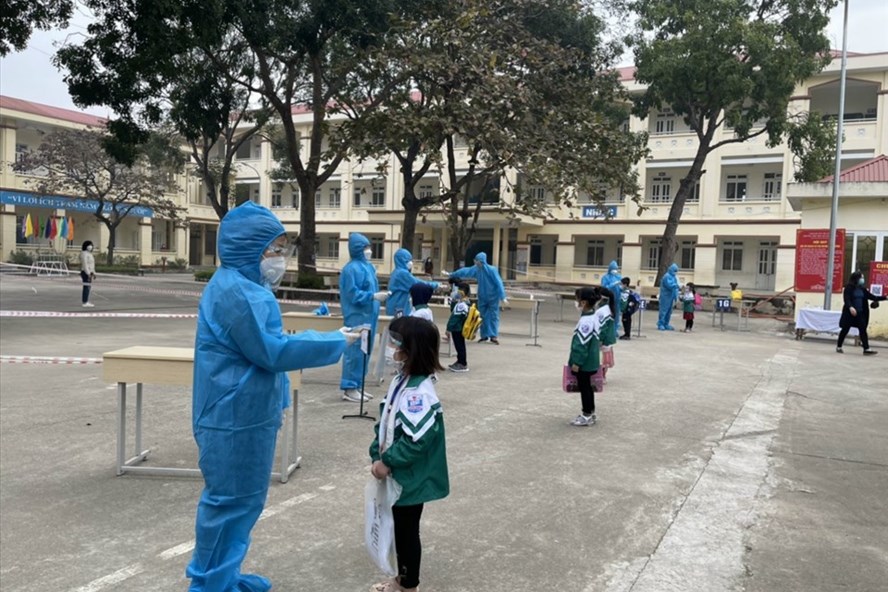 Học sinh lớp 1,2 tại huyện Mê Linh đến trường kiểm tra học kỳ trực tiếp. Ảnh: Tường Vân.