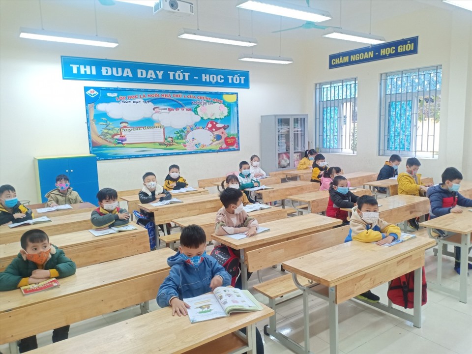 Học sinh khối 1,2 tại huyện Mê Linh đến trường kiểm tra học kỳ trực tiếp. Ảnh: Tường Vân.